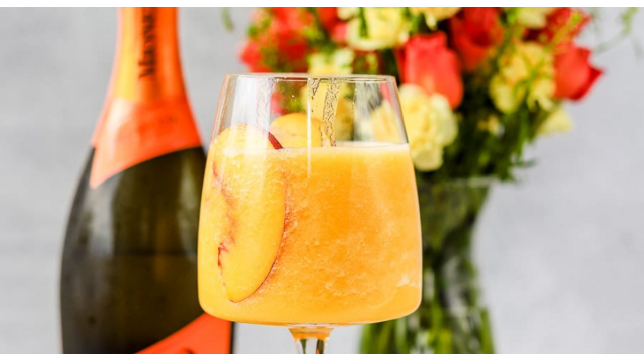 Frozen peach bellini cocktail zomer drankje