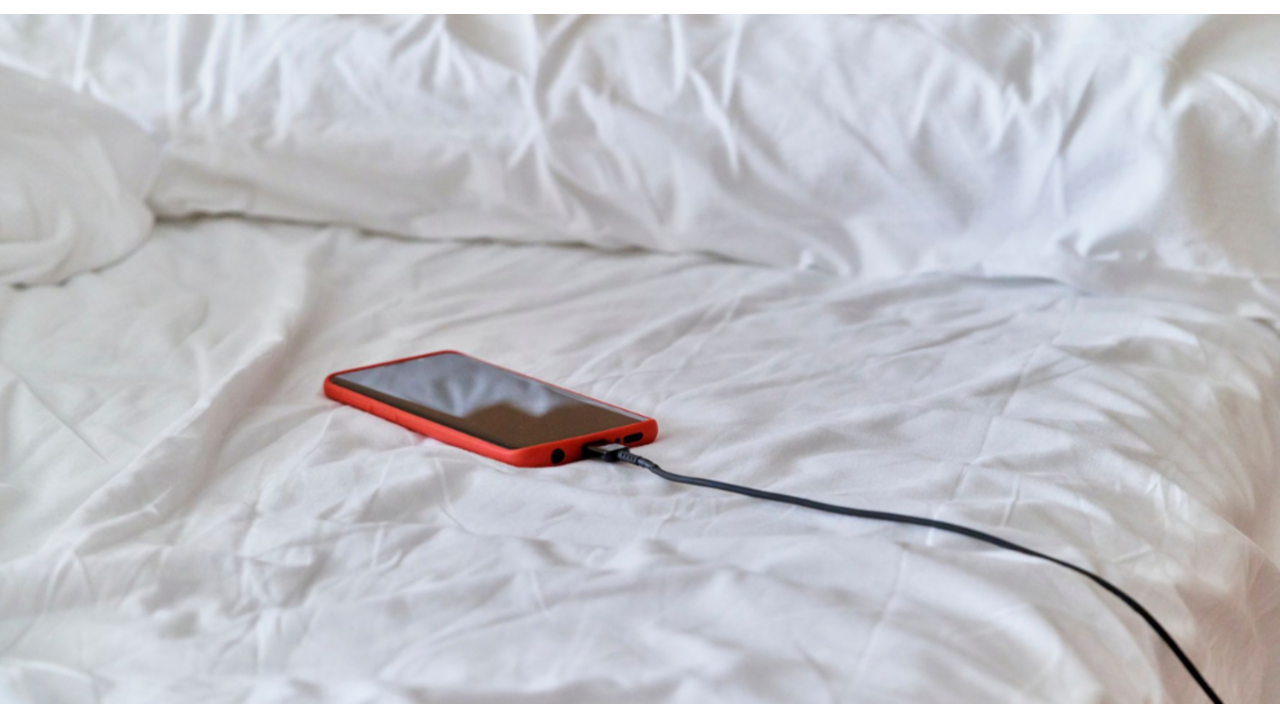 Mannen kijken telefoon tijdens bedavontuur