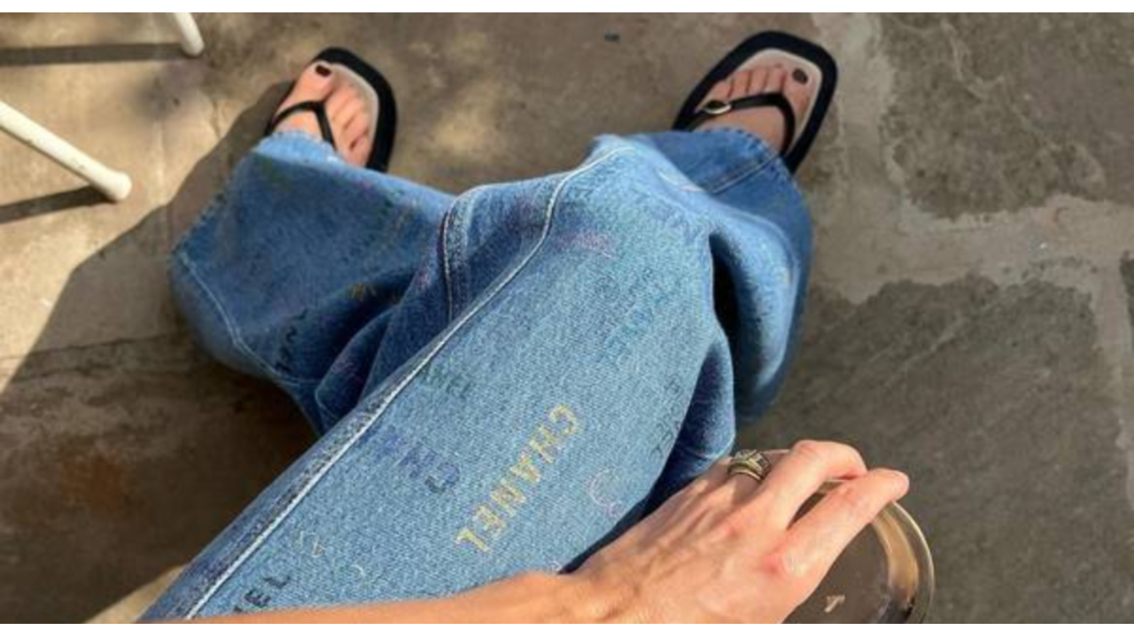 flip-flops slippers jeans outfit