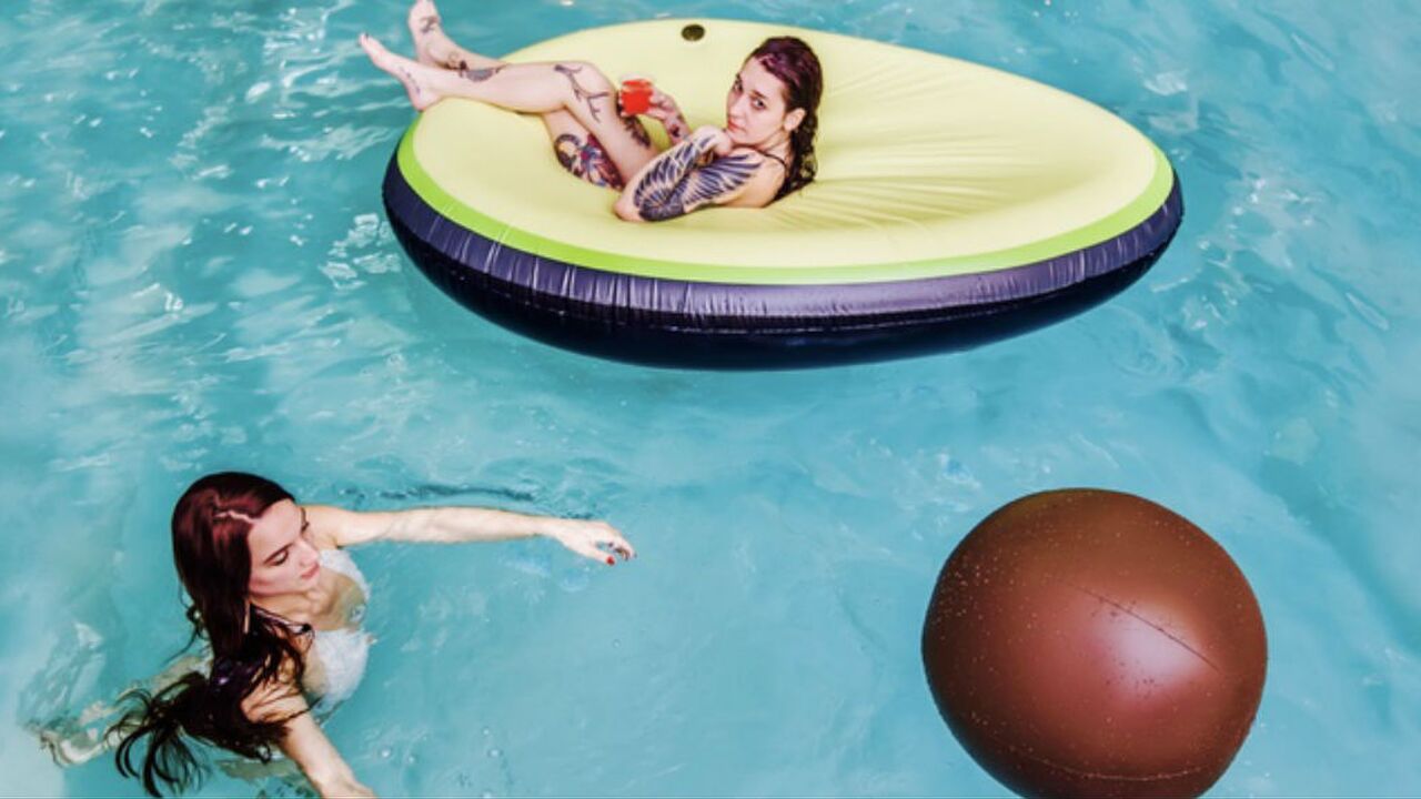 Illustratie voor: De opblaasbare avocado: de musthave voor deze zomer