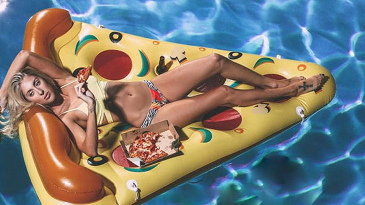 Illustratie voor: Met deze opblaasbare pizza kun jij zorgeloos de zomer doorbrengen