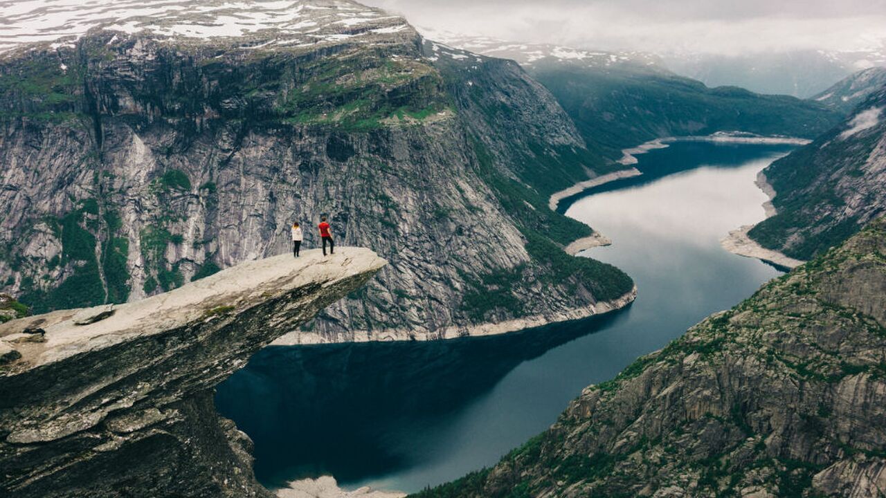 Illustratie voor: De Trolltunga in Noorwegen: een uitdagende klim met een prachtig uitzicht