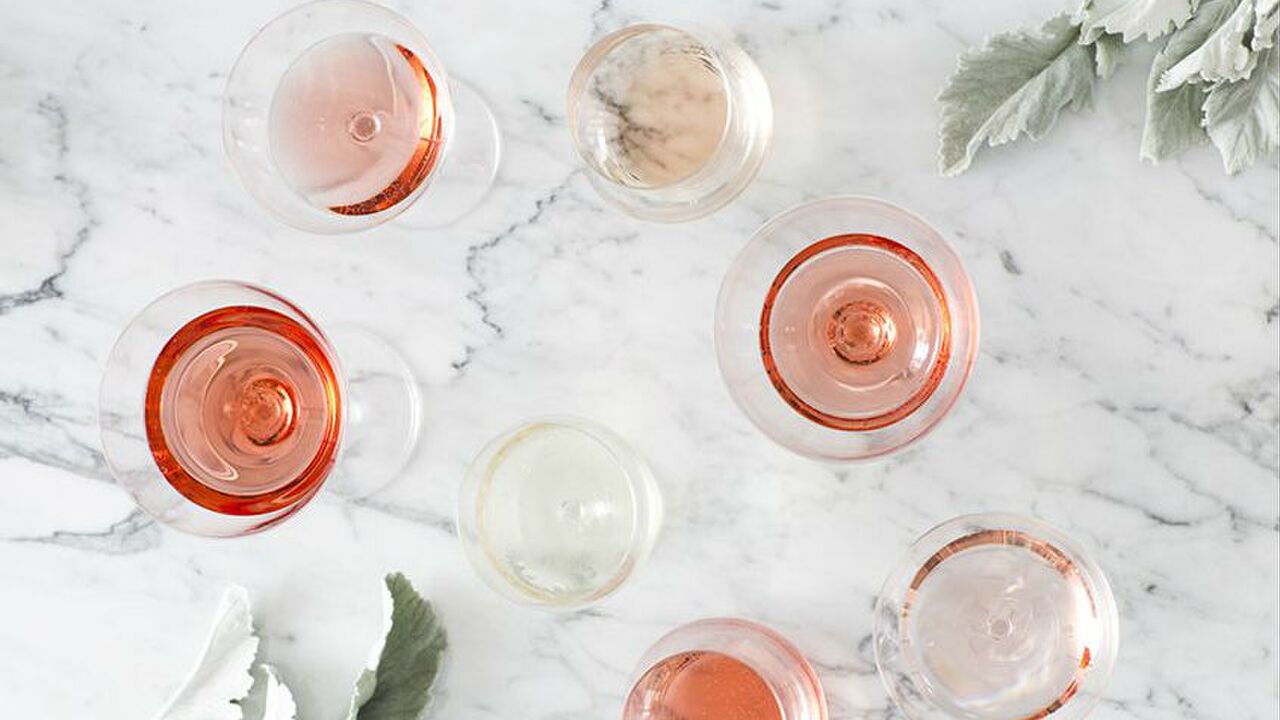 Illustratie voor: Slechts nieuws: tegenvallende oogst maakt rosé deze zomer een stuk duurder