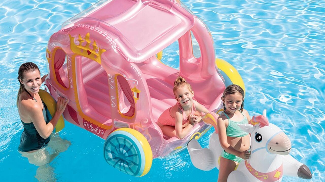 Illustratie voor: Next level dobberen met deze opblaasbare prinsessenkoets