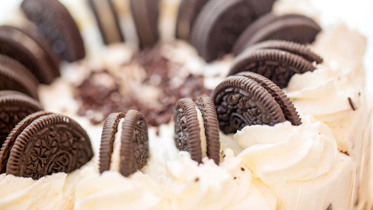 Illustratie voor: Smullen maar: deze vegan Oreo taart wil je echt proeven