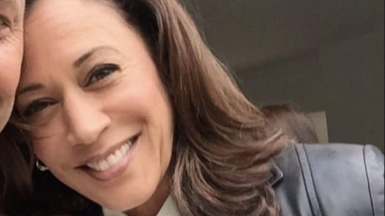 Illustratie voor: Bonus-dochter Kamala Harris tekent modellencontract (en zo ziet ze eruit)
