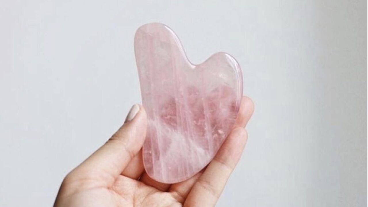 Illustratie voor: Jouw nieuwe beautytool: de gua sha steen voor een natuurlijke facelift