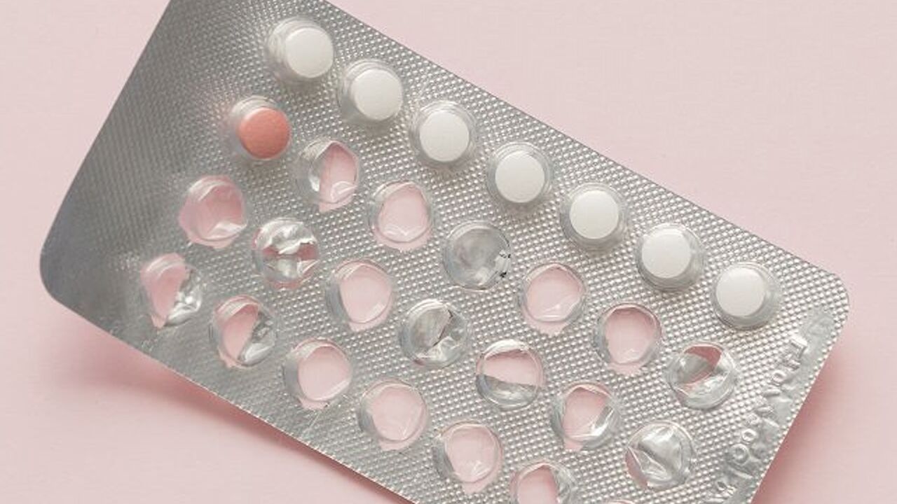 Illustratie voor: Stoppen met de pil? Dit kan zorgen voor haaruitval en acne