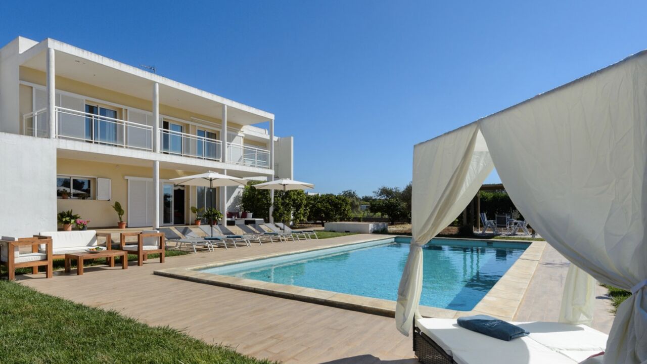 Illustratie voor: Cheap! In deze riante villa op Ibiza verblijf je voor 28 euro per nacht