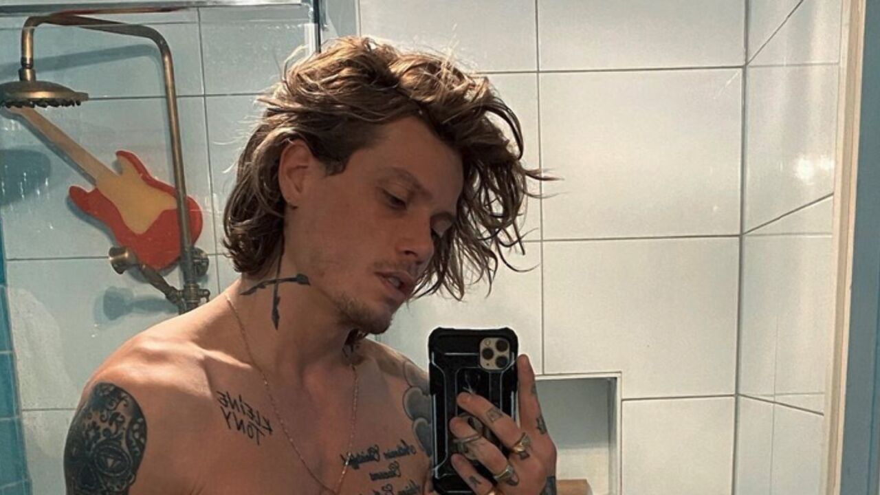 Illustratie voor: Tony Junior laat een wel heel intieme tatoeage zetten