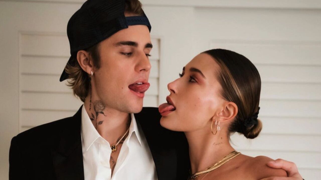 Illustratie voor: Hailey Bieber vertelt over haar zwaarste moment met Justin Bieber