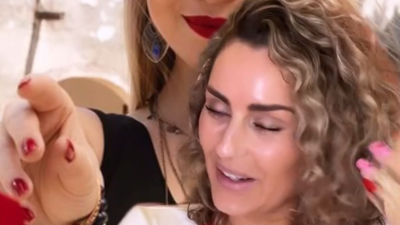 Illustratie voor: Hilarisch: Iris Rulkens doet de deelnemers van De Bachelor na