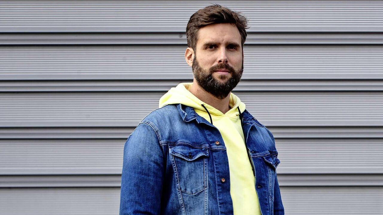 Illustratie voor: Zien: Nick Schilder showt zijn sixpack op de cover van Men’s Health
