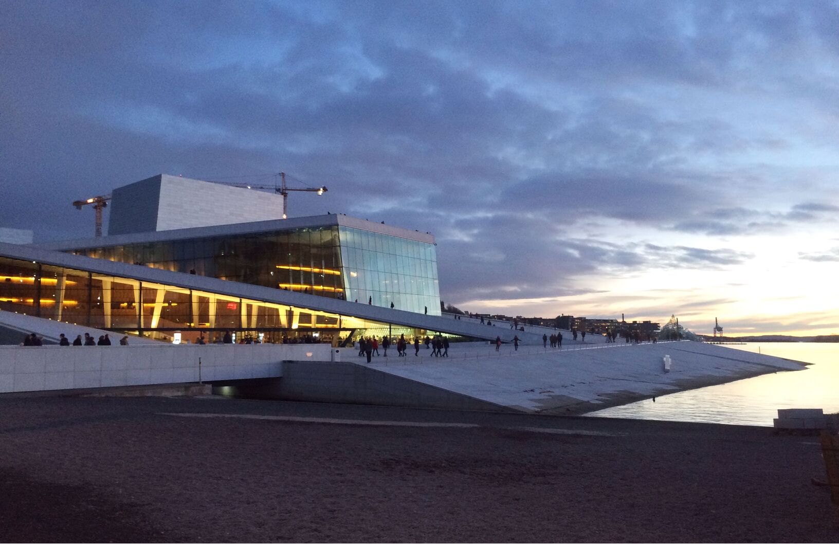 De publiekstrekker het Nationaal Ballet en Opera gebouw in de haven van Oslo. 