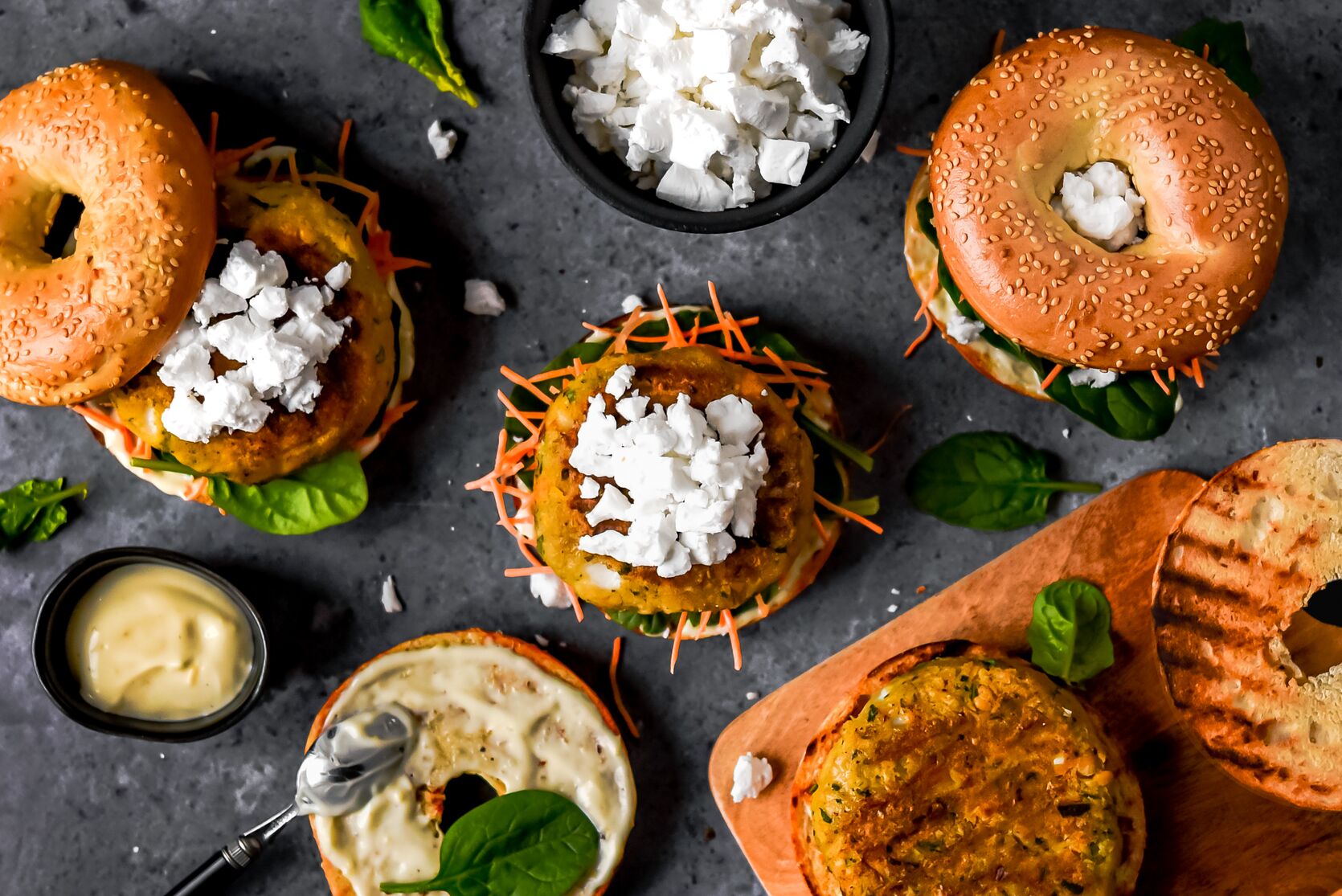 Vegan falafelburgers met spinazie en citroenmayonaise_liggend