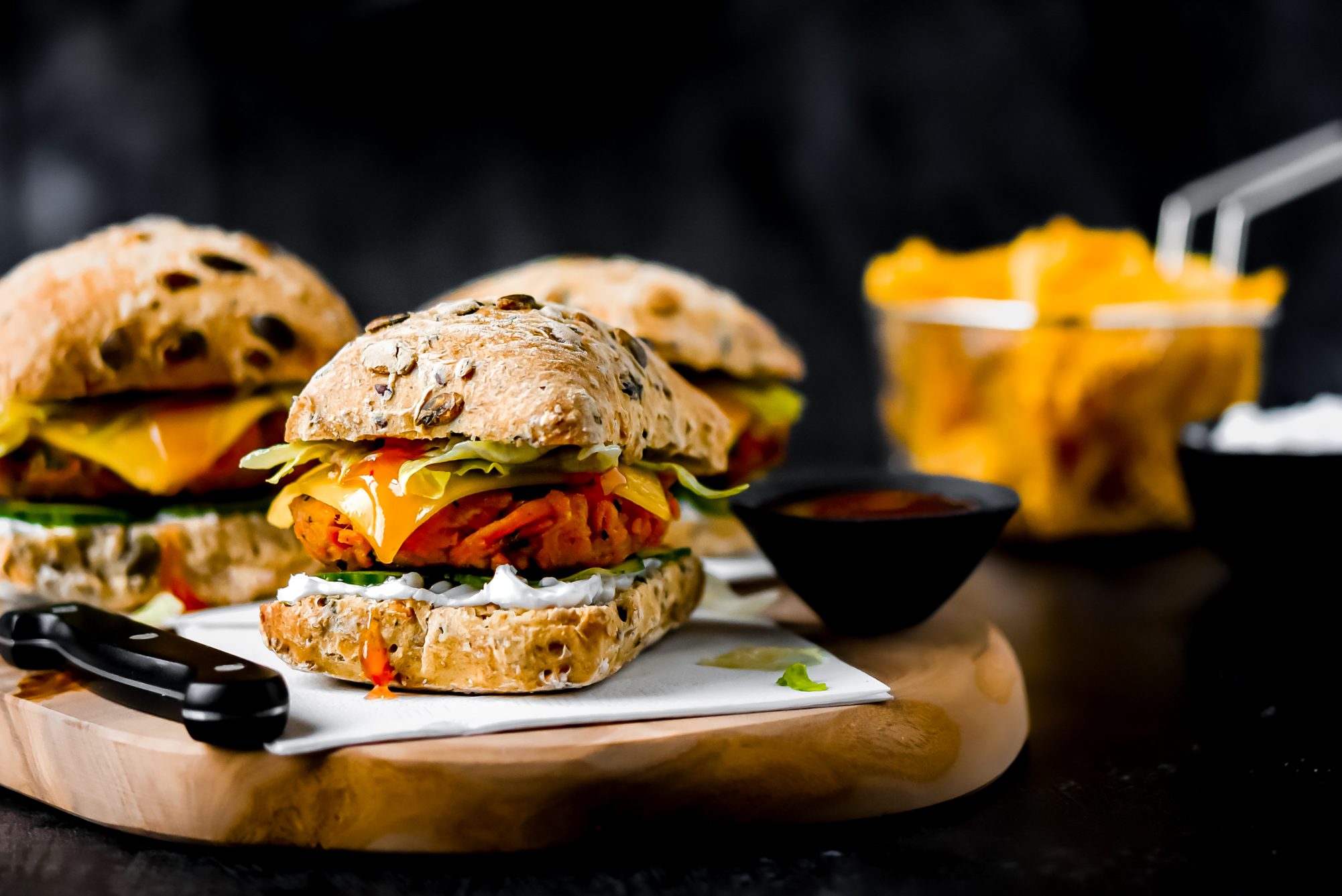 Vegan zoete aardappel-pompoen r&ouml;sti burgers met chilisaus_liggend