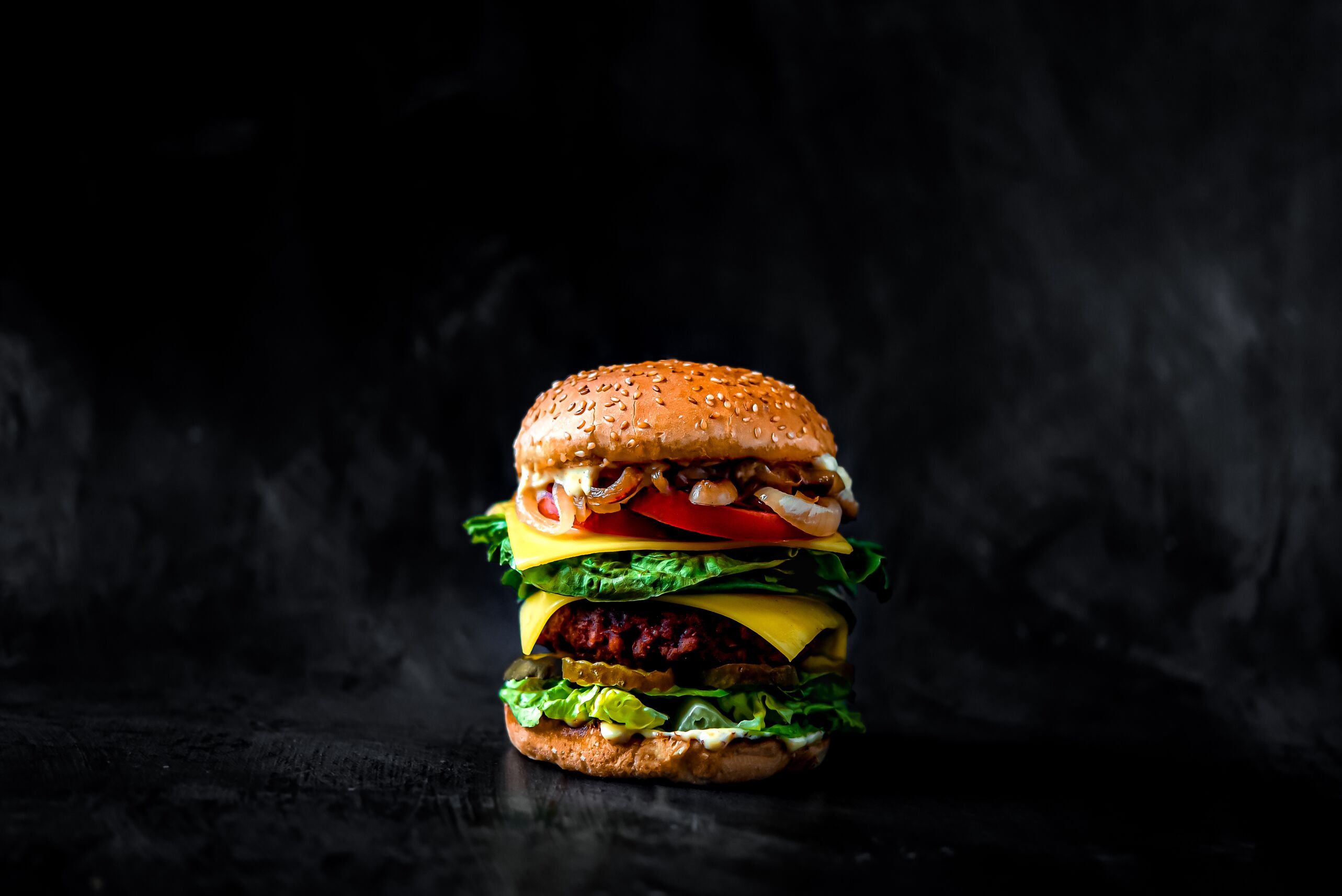 Vegan cheeseburger met mosterdmayonaise_liggend