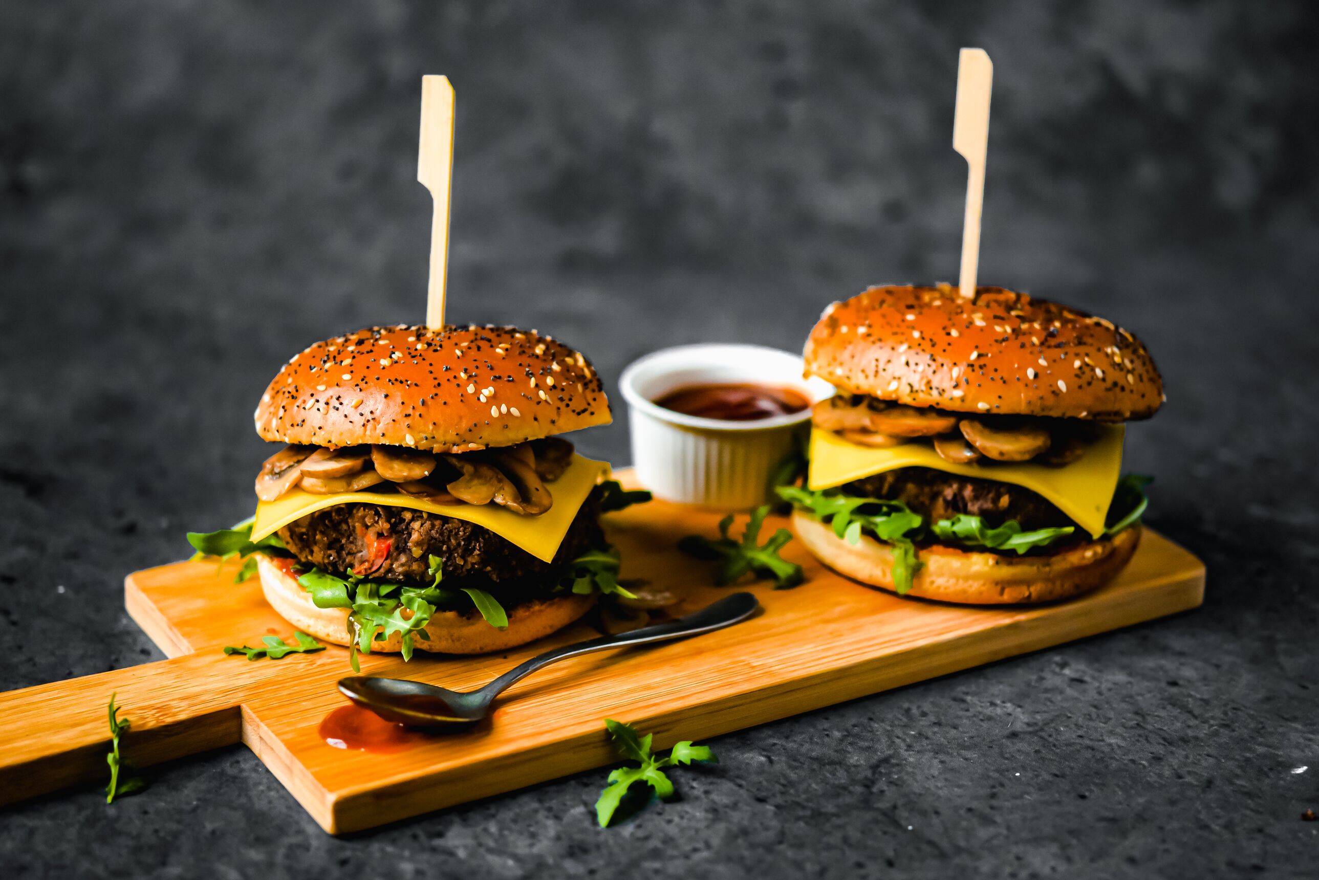 Pittige vegan zwartebonenburgers met BBQ-saus_liggend