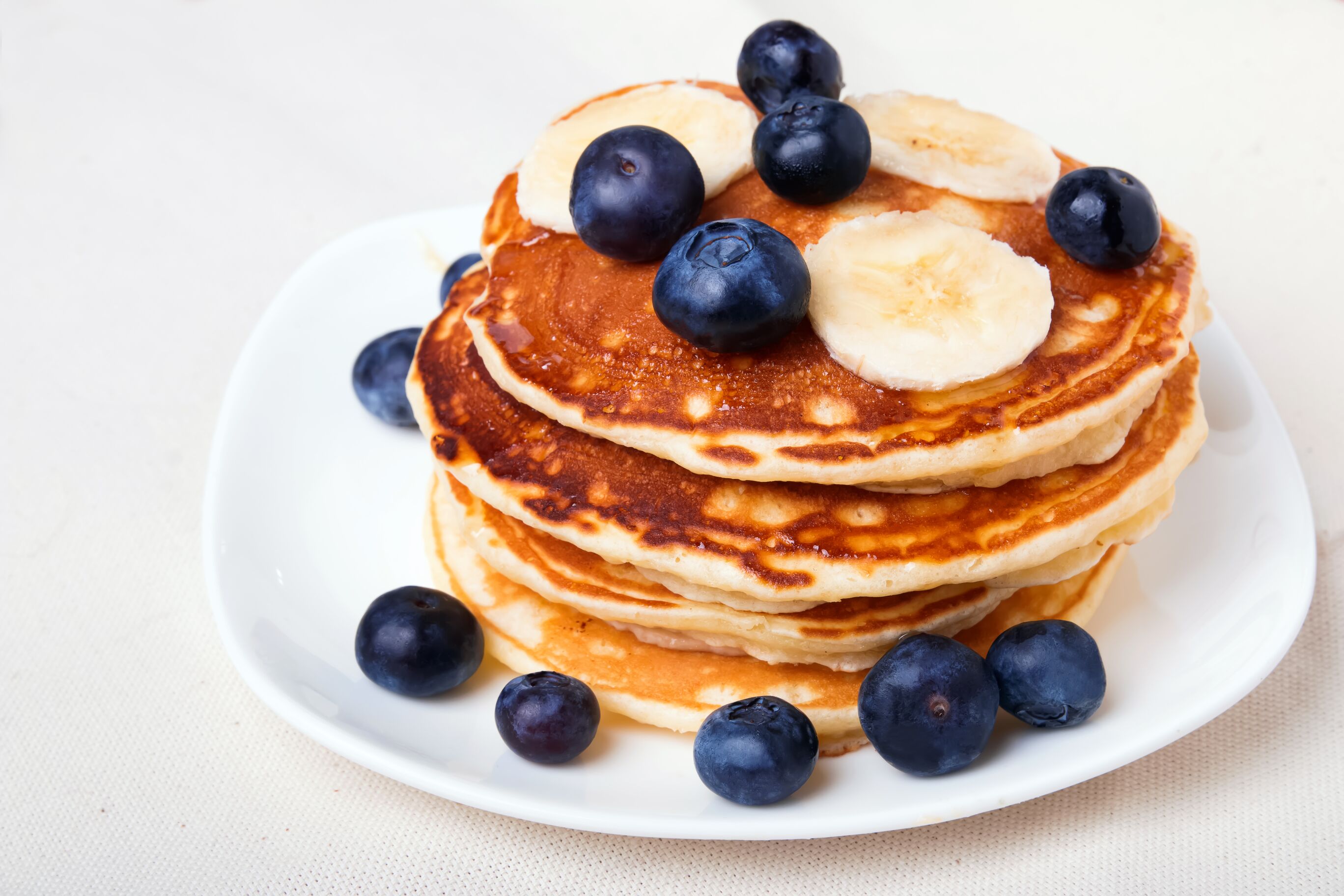Pancakes with blueberry and bananas