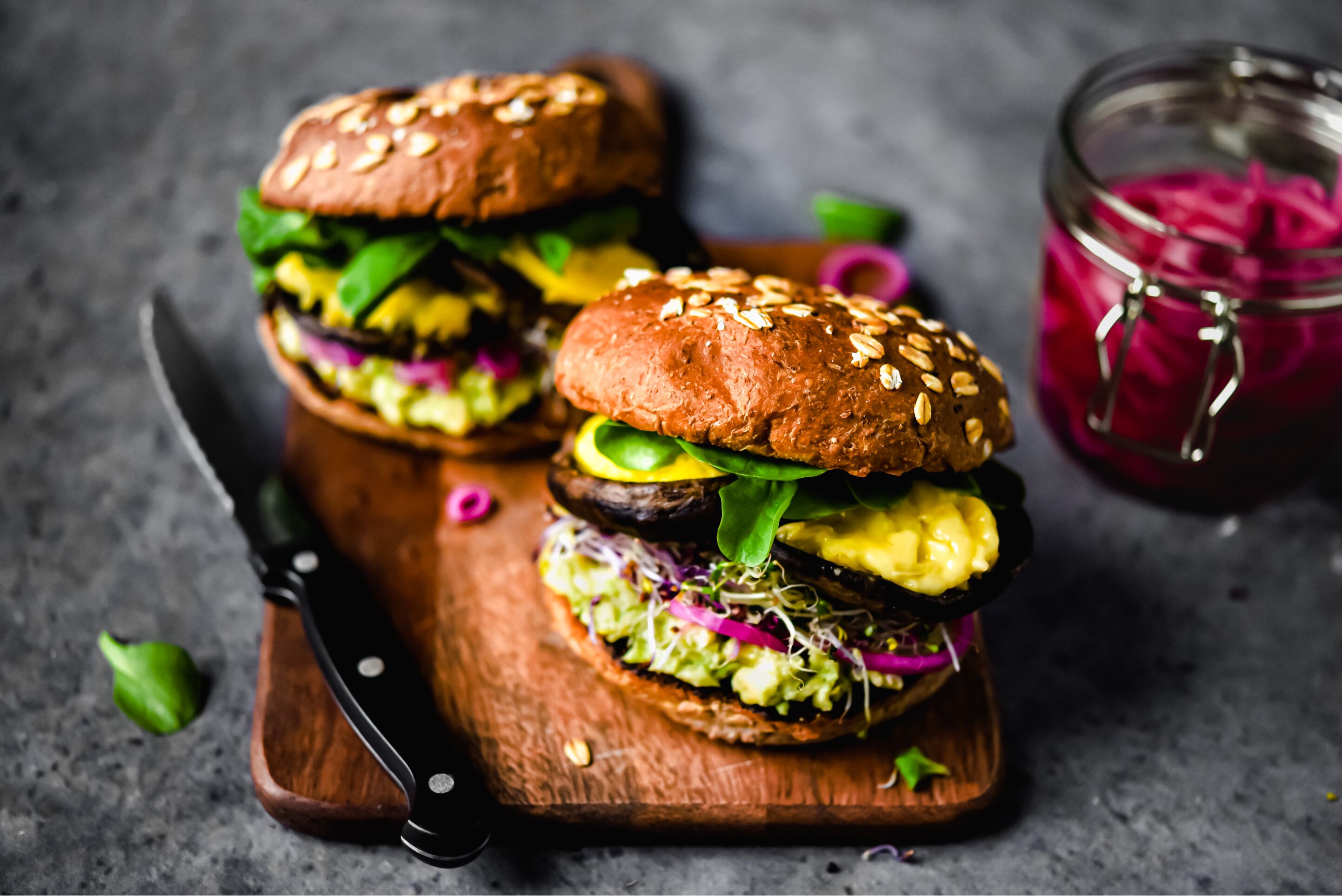 Vegan portobelloburgers met avocado en ingemaakte rode ui_liggend