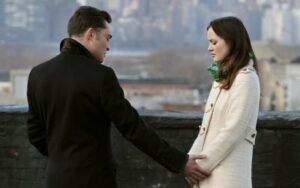 chuck ed westwick e blair leighton meester in una scena dell episodio shattered bass di gossip girl 203377 jpg 400x250 crop q85 300x188