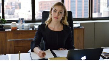 Vrouw achter bureau.