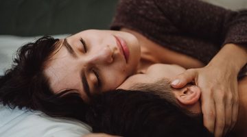 Man en vrouw in bed.