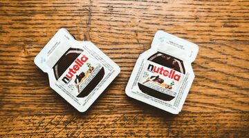 melk in een lege pot nutella moet gieten