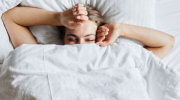 Vrouw in bed.