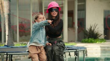Yolanthe en haar zoon in hun eigen realityserie.