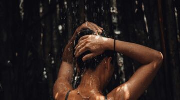 in het donker douchen