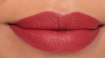 Matte lipstick van Catrice op lippen