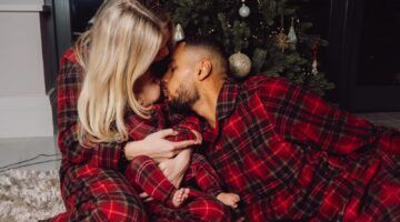 Cody Gakpo en zijn vrouw en kind bij de kerstboom.