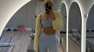 Vrouw maakt selfie in de spiegel.