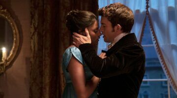 Kate en Anthony uit Bridgerton, geven elkaar een kus.
