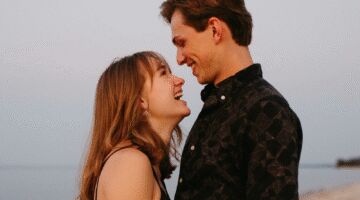 Een man en vrouw kijken verliefd naar elkaar.