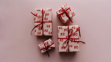 Cadeautjes met gekleurd inpakpapier.