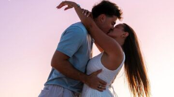 Jongen en meisje zoenen elkaar.