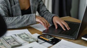 Een vrouw regelt haar belastingaangifte.