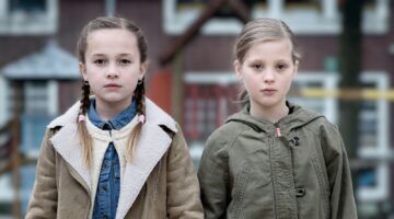 Twee jonge meisjes kijken in de camera.