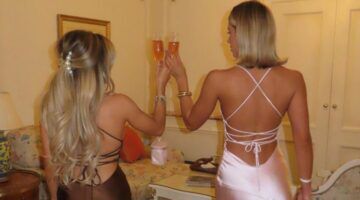 Twee vrouwen proosten.