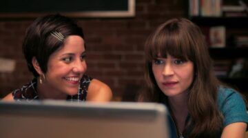 Vrouwen achter een computer.