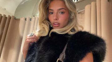 Selfie van een jonge vrouw met een grote bontjas aan.