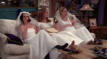 Phoebe, Monica en Rachel uit Friends zitten op de bank.