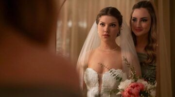 Vrouw staat twijfelend op haar trouwdag voor de spiegel.