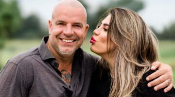 Andy en Melisa poseren voor hun nieuwe serie.