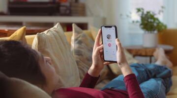 Iemand is aan het swipen op een datingapp.