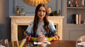 Emily achter haar bureau.