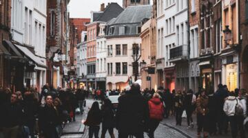 Drukke winkelstraat.