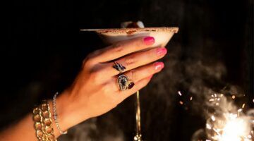 Een vrouw met een cocktail in de hand.